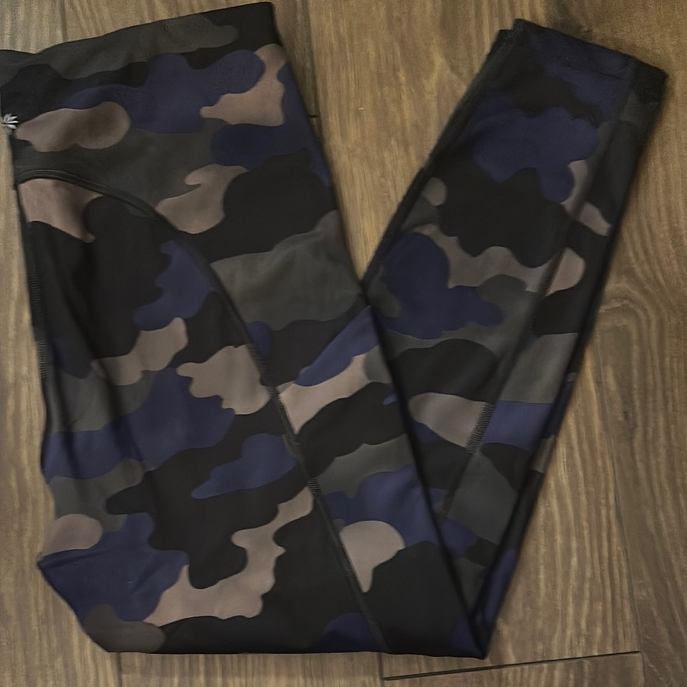Athleta Ultimate Stash 7/8 Camouflage Leggings Black and Blue Stretchy Fit